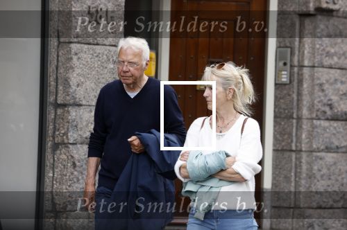 Amsterdam 15 mei 2024
Paul Witteman en zijn vrouw wandelend door Amsterdam zuid.