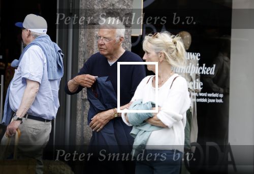 Amsterdam 15 mei 2024
Paul Witteman en zijn vrouw wandelend door Amsterdam zuid.