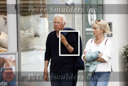 Amsterdam 15 mei 2024
Paul Witteman en zijn vrouw wandelend door Amsterdam zuid.
