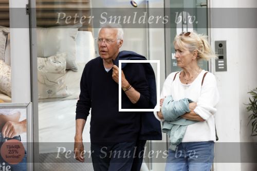 Amsterdam 15 mei 2024
Paul Witteman en zijn vrouw wandelend door Amsterdam zuid.