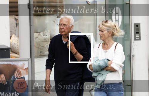 Amsterdam 15 mei 2024
Paul Witteman en zijn vrouw wandelend door Amsterdam zuid.