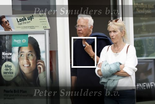 Amsterdam 15 mei 2024
Paul Witteman en zijn vrouw wandelend door Amsterdam zuid.