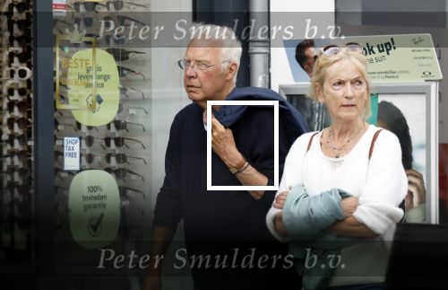 Amsterdam 15 mei 2024
Paul Witteman en zijn vrouw wandelend door Amsterdam zuid.