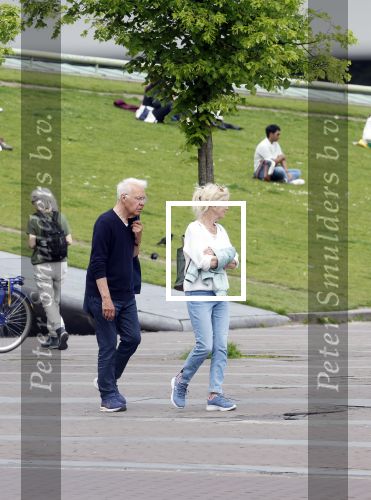 Amsterdam 15 mei 2024
Paul Witteman en zijn vrouw wandelend door Amsterdam zuid.