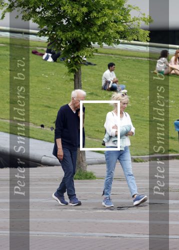 Amsterdam 15 mei 2024
Paul Witteman en zijn vrouw wandelend door Amsterdam zuid.