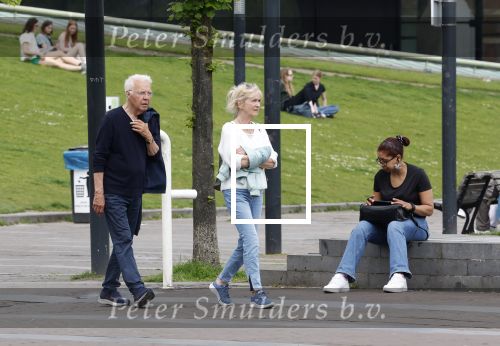Amsterdam 15 mei 2024
Paul Witteman en zijn vrouw wandelend door Amsterdam zuid.
