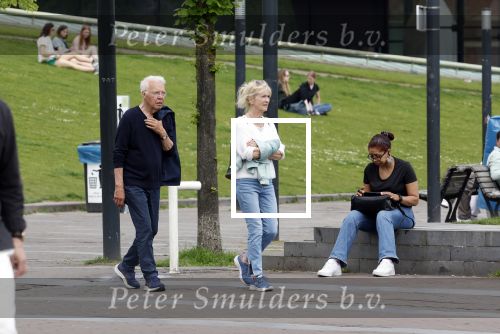 Amsterdam 15 mei 2024
Paul Witteman en zijn vrouw wandelend door Amsterdam zuid.