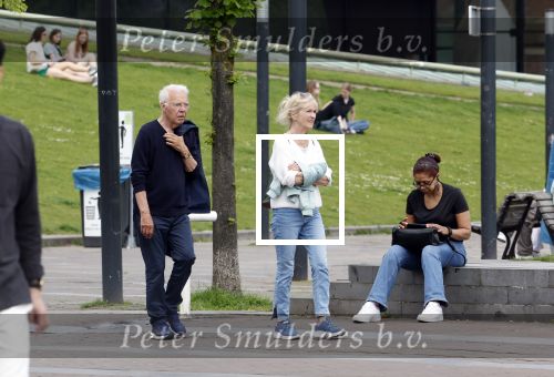 Amsterdam 15 mei 2024
Paul Witteman en zijn vrouw wandelend door Amsterdam zuid.