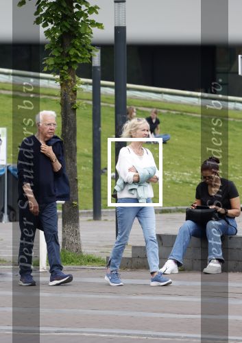 Amsterdam 15 mei 2024
Paul Witteman en zijn vrouw wandelend door Amsterdam zuid.