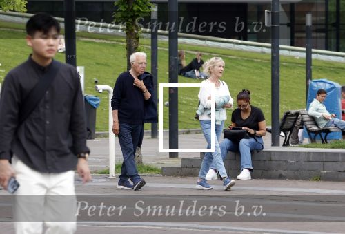 Amsterdam 15 mei 2024
Paul Witteman en zijn vrouw wandelend door Amsterdam zuid.