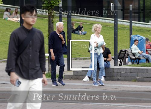 Amsterdam 15 mei 2024
Paul Witteman en zijn vrouw wandelend door Amsterdam zuid.