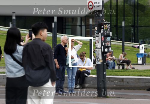 Amsterdam 15 mei 2024
Paul Witteman en zijn vrouw wandelend door Amsterdam zuid.