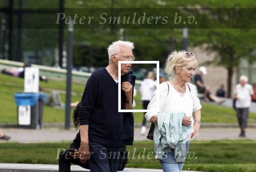 Amsterdam 15 mei 2024
Paul Witteman en zijn vrouw wandelend door Amsterdam zuid.