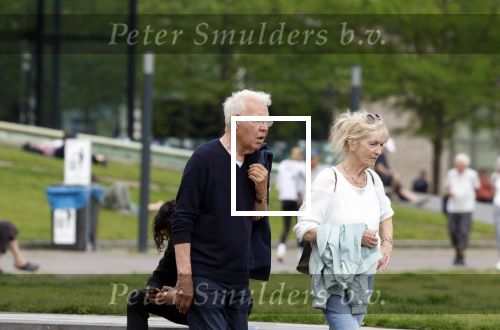 Amsterdam 15 mei 2024
Paul Witteman en zijn vrouw wandelend door Amsterdam zuid.