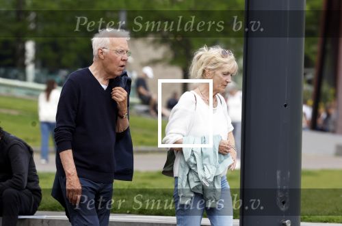 Amsterdam 15 mei 2024
Paul Witteman en zijn vrouw wandelend door Amsterdam zuid.