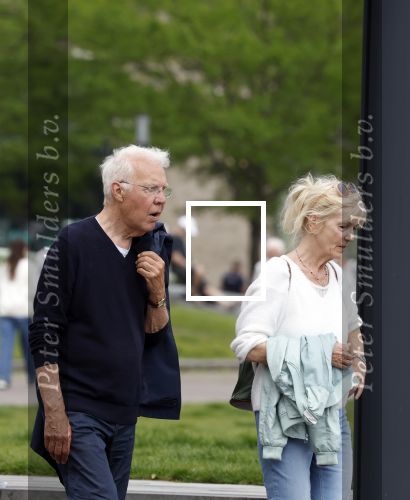 Amsterdam 15 mei 2024
Paul Witteman en zijn vrouw wandelend door Amsterdam zuid.