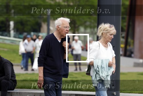 Amsterdam 15 mei 2024
Paul Witteman en zijn vrouw wandelend door Amsterdam zuid.