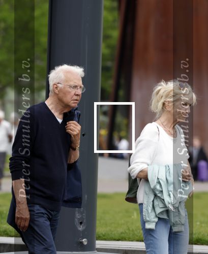 Amsterdam 15 mei 2024
Paul Witteman en zijn vrouw wandelend door Amsterdam zuid.