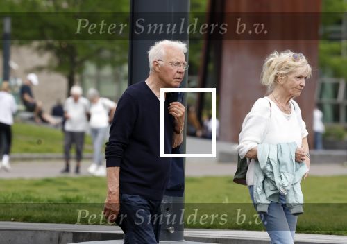 Amsterdam 15 mei 2024
Paul Witteman en zijn vrouw wandelend door Amsterdam zuid.