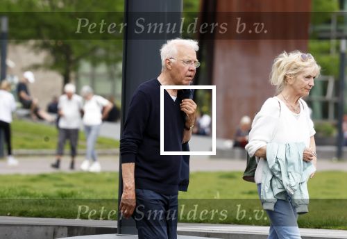 Amsterdam 15 mei 2024
Paul Witteman en zijn vrouw wandelend door Amsterdam zuid.