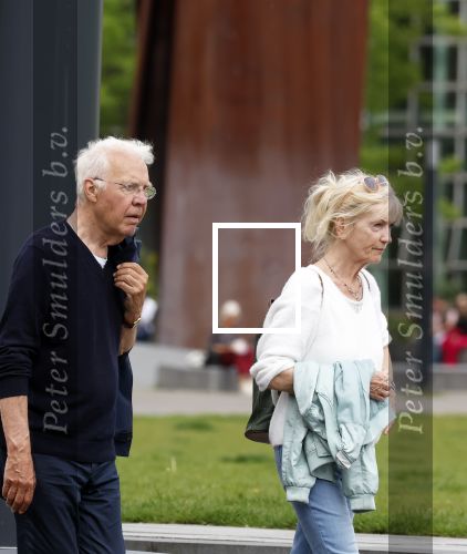 Amsterdam 15 mei 2024
Paul Witteman en zijn vrouw wandelend door Amsterdam zuid.