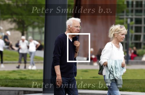 Amsterdam 15 mei 2024
Paul Witteman en zijn vrouw wandelend door Amsterdam zuid.