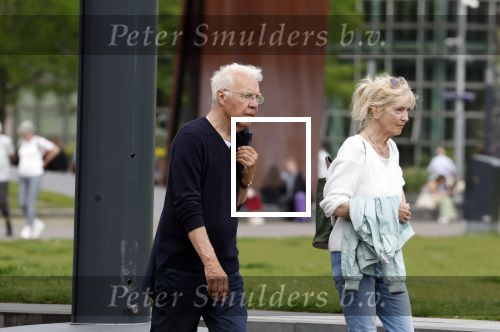 Amsterdam 15 mei 2024
Paul Witteman en zijn vrouw wandelend door Amsterdam zuid.