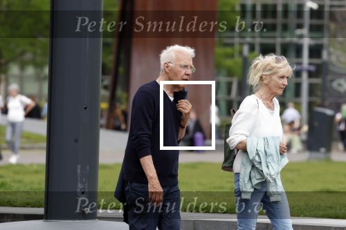 Amsterdam 15 mei 2024
Paul Witteman en zijn vrouw wandelend door Amsterdam zuid.