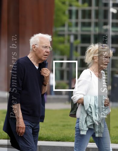 Amsterdam 15 mei 2024
Paul Witteman en zijn vrouw wandelend door Amsterdam zuid.