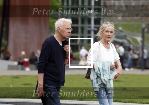 Amsterdam 15 mei 2024
Paul Witteman en zijn vrouw wandelend door Amsterdam zuid.