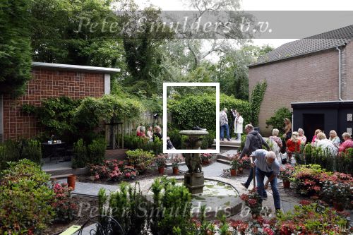 Noordwijk 24 mei 2024
Erica Meiland en Martien Meiland planten bijzondere hortensiaâ€™s in de tuin van hun Boutique Pension Code RosÃ©.