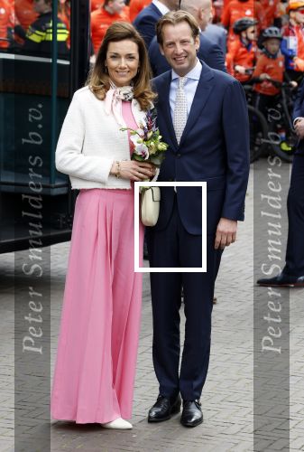Emmen 27 april 2024
Koningsdag in Emmen met de koninklijke familie . Aanwezig bKoning Willem Alexander Koningin Maxima Prinses Amalia Prinses Alexia Prinses Ariane Prins Constantijn Prinses laurentien Prins Bernhard Prinses Annette Prins Maurits Prinses Marilene Prins Pieter Christiaan Prinses Anita Prins Floris en Prinses Aimee.