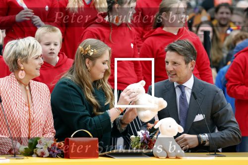 Emmen 27 april 2024
Koningsdag in Emmen met de koninklijke familie . Aanwezig bKoning Willem Alexander Koningin Maxima Prinses Amalia Prinses Alexia Prinses Ariane Prins Constantijn Prinses laurentien Prins Bernhard Prinses Annette Prins Maurits Prinses Marilene Prins Pieter Christiaan Prinses Anita Prins Floris en Prinses Aimee.
