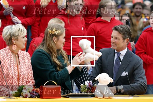 Emmen 27 april 2024
Koningsdag in Emmen met de koninklijke familie . Aanwezig bKoning Willem Alexander Koningin Maxima Prinses Amalia Prinses Alexia Prinses Ariane Prins Constantijn Prinses laurentien Prins Bernhard Prinses Annette Prins Maurits Prinses Marilene Prins Pieter Christiaan Prinses Anita Prins Floris en Prinses Aimee.