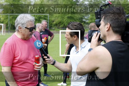 Amsterdam 18 mei 2024
Rene Froger speelt mijn zijn Toppers team tegen het only Friend team . In Rene zijn team spelen oa Maxim Froger Danny Froger en Danilo Kuiters . Ook Natasja Froger was natuurlijk aanwezig..
