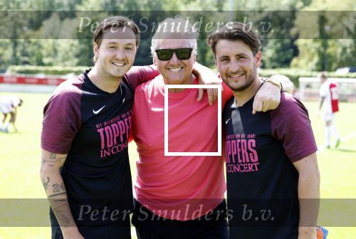 Amsterdam 18 mei 2024
Rene Froger speelt mijn zijn Toppers team tegen het only Friend team . In Rene zijn team spelen oa Maxim Froger Danny Froger en Danilo Kuiters . Ook Natasja Froger was natuurlijk aanwezig..