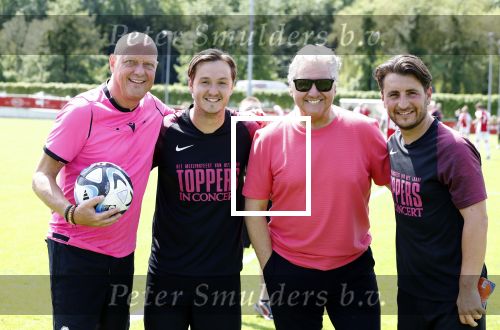 Amsterdam 18 mei 2024
Rene Froger speelt mijn zijn Toppers team tegen het only Friend team . In Rene zijn team spelen oa Maxim Froger Danny Froger en Danilo Kuiters . Ook Natasja Froger was natuurlijk aanwezig..