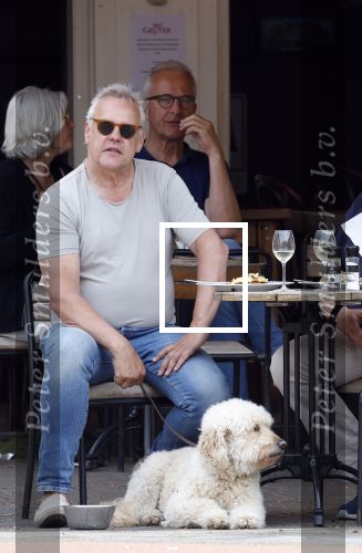 Amsterdam 15 mei 2024
Rijk de Gooijer met zijn hond en kennis op terras in Amsterdam zuid.