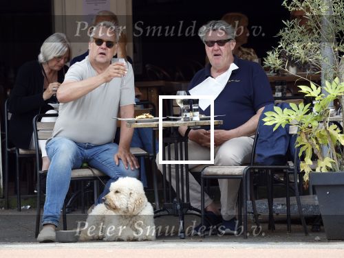 Amsterdam 15 mei 2024
Rijk de Gooijer met zijn hond en kennis op terras in Amsterdam zuid.