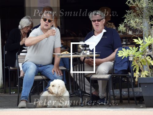 Amsterdam 15 mei 2024
Rijk de Gooijer met zijn hond en kennis op terras in Amsterdam zuid.