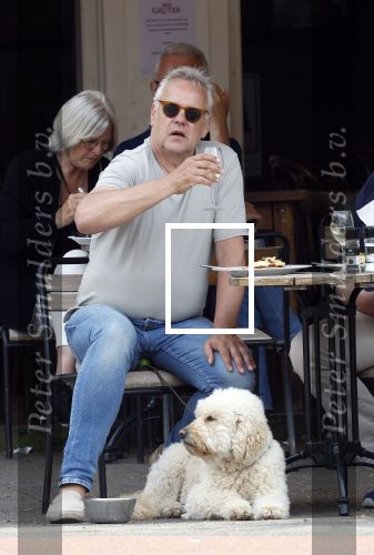 Amsterdam 15 mei 2024
Rijk de Gooijer met zijn hond en kennis op terras in Amsterdam zuid.