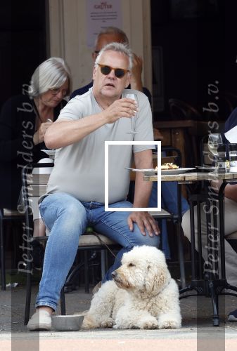 Amsterdam 15 mei 2024
Rijk de Gooijer met zijn hond en kennis op terras in Amsterdam zuid.