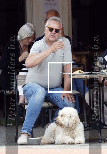 Amsterdam 15 mei 2024
Rijk de Gooijer met zijn hond en kennis op terras in Amsterdam zuid.