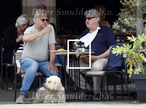 Amsterdam 15 mei 2024
Rijk de Gooijer met zijn hond en kennis op terras in Amsterdam zuid.