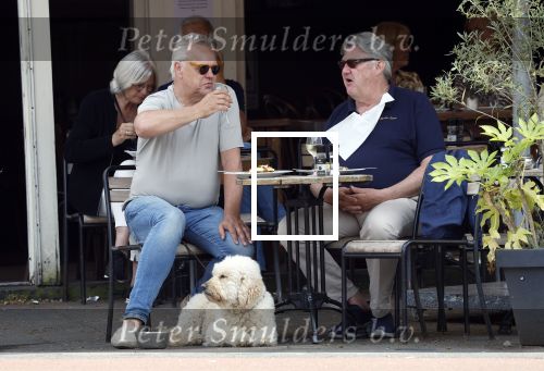 Amsterdam 15 mei 2024
Rijk de Gooijer met zijn hond en kennis op terras in Amsterdam zuid.