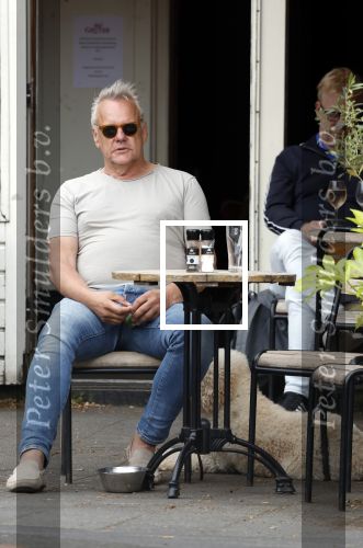 Amsterdam 15 mei 2024
Rijk de Gooijer met zijn hond en kennis op terras in Amsterdam zuid.