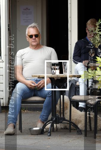 Amsterdam 15 mei 2024
Rijk de Gooijer met zijn hond en kennis op terras in Amsterdam zuid.