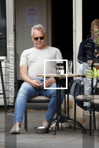 Amsterdam 15 mei 2024
Rijk de Gooijer met zijn hond en kennis op terras in Amsterdam zuid.