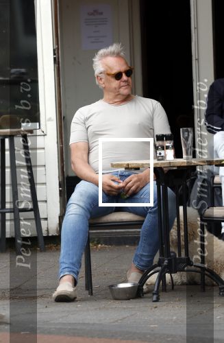 Amsterdam 15 mei 2024
Rijk de Gooijer met zijn hond en kennis op terras in Amsterdam zuid.