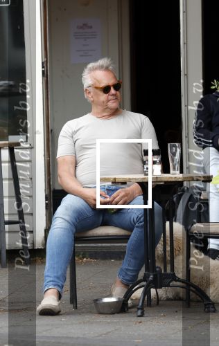 Amsterdam 15 mei 2024
Rijk de Gooijer met zijn hond en kennis op terras in Amsterdam zuid.